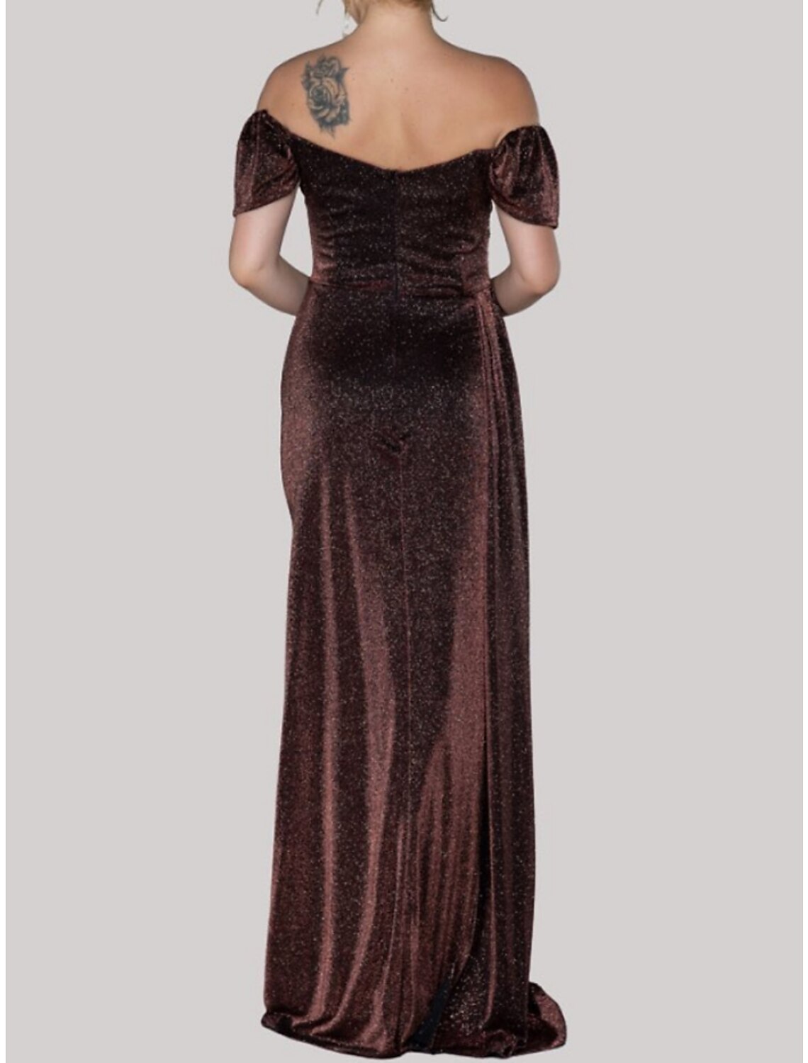 Abito da sera a trapezio, elegante, formale, con strascico a ruota, manica corta, spalle scoperte, tessuto in lurex con pieghe glitterate e arricciato